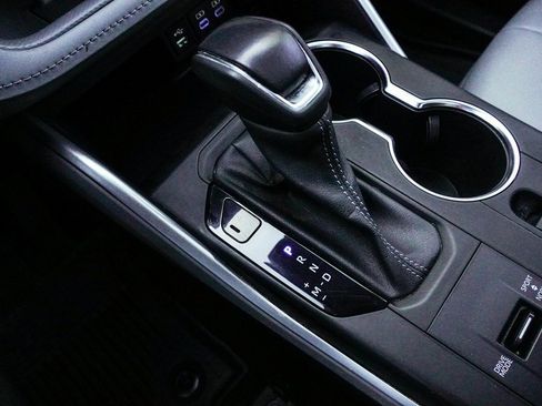 Used 2022 Toyota Highlander XLE image 19