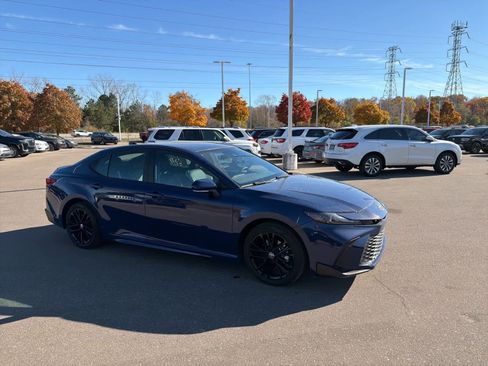 Used 2025 Toyota Camry SE image 11