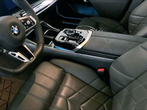 Used 2025 BMW 760i xDrive w/ Premium Package AWD/4WD image 8