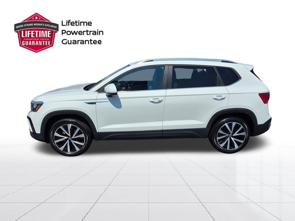 Used 2024 Volkswagen Taos SE w/ Panoramic Sunroof Package FWD image 2