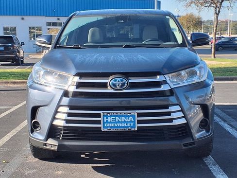 Used 2017 Toyota Highlander LE image 2