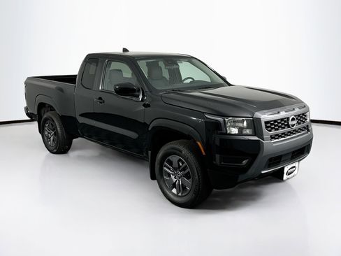 Used 2025 Nissan Frontier SV image 2