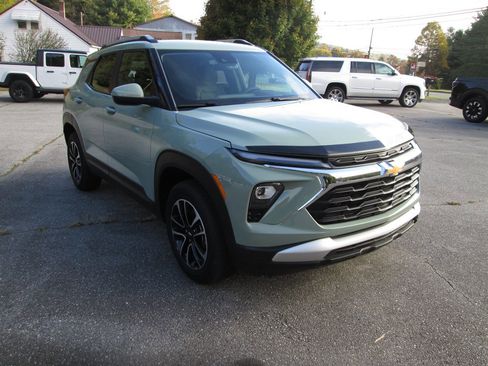 Used 2025 Chevrolet TrailBlazer LT image 3