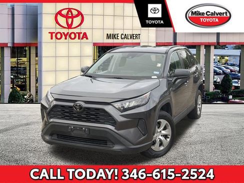 Used 2021 Toyota RAV4 LE image 1