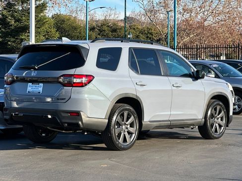 New 2026 Honda Pilot Sport image 3