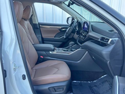 Used 2025 Toyota Highlander Limited image 16