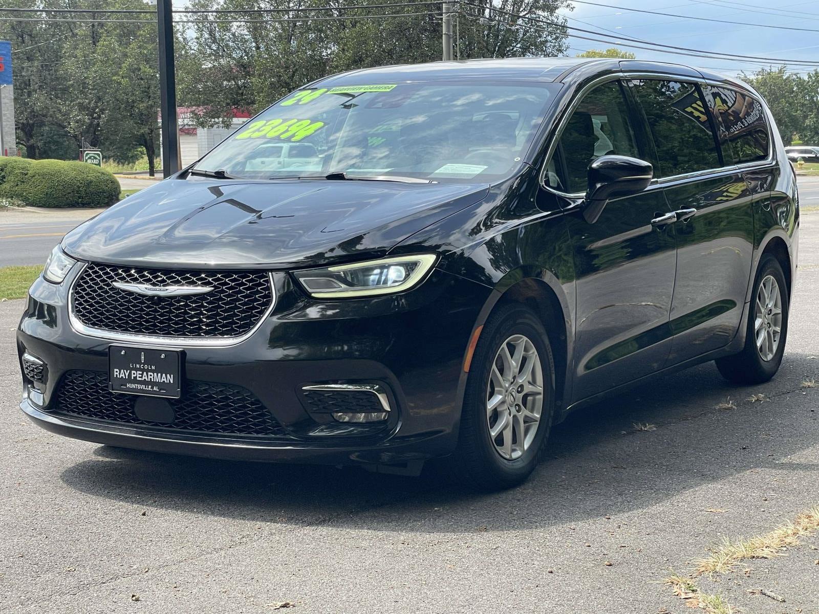 Used 2024 Chrysler Pacifica Touring-L FWD image 7