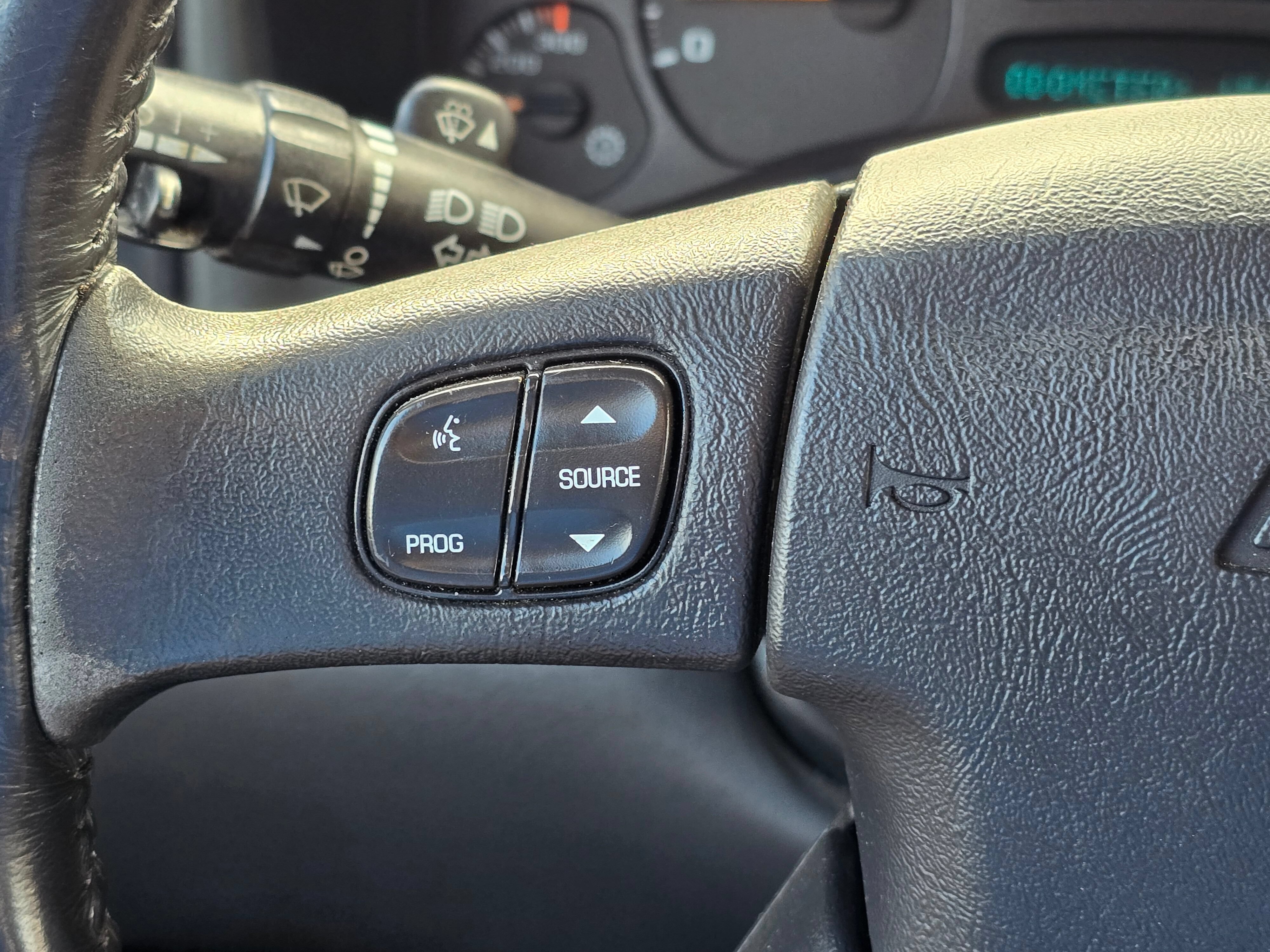 Used 2005 Chevrolet Silverado 2500 LT w/ Heavy-Duty Power Package AWD/4WD image 32