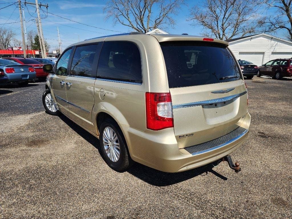 Used 2012 Chrysler Town & Country Limited w/ Luxury Group FWD image 7