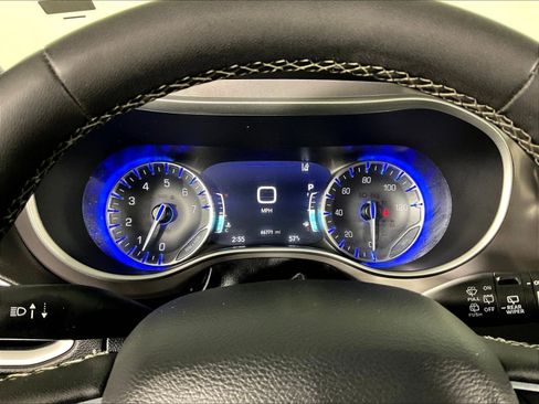 Used 2025 Chrysler Pacifica Select FWD image 12
