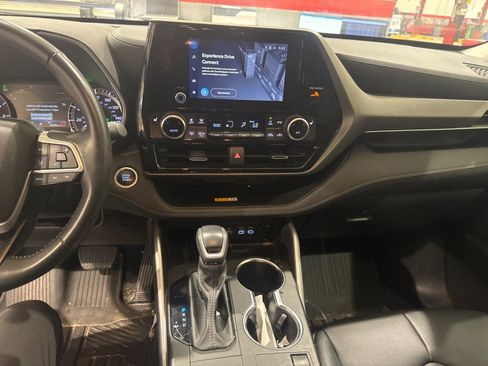 Certified 2024 Toyota Highlander XLE image 39