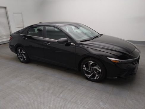 Used 2025 Hyundai Elantra SEL image 11