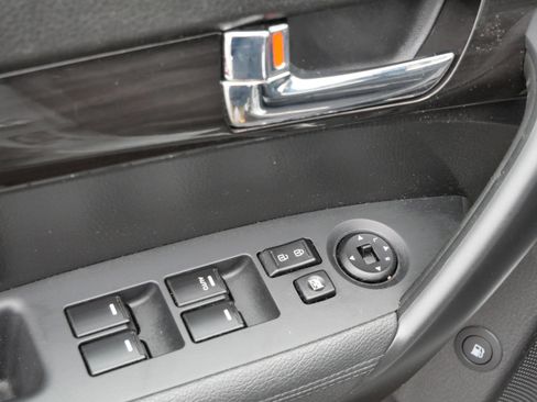 Used 2012 Kia Sorento LX image 19