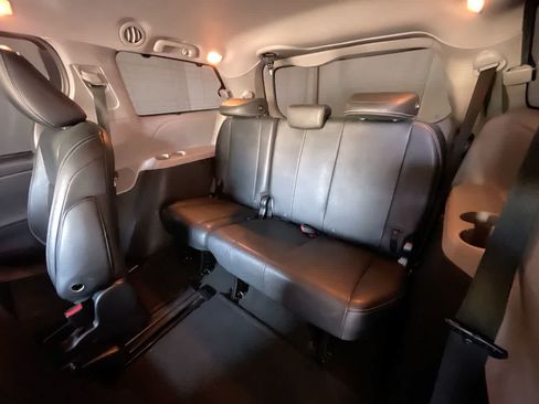 Used 2015 Toyota Sienna SE FWD image 22