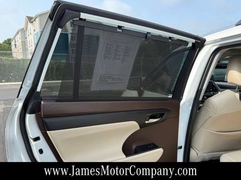 Used 2021 Toyota Highlander XLE AWD/4WD image 18