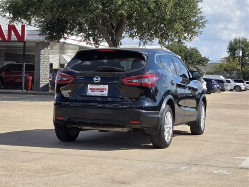 Used 2022 Nissan Rogue Sport S image 4
