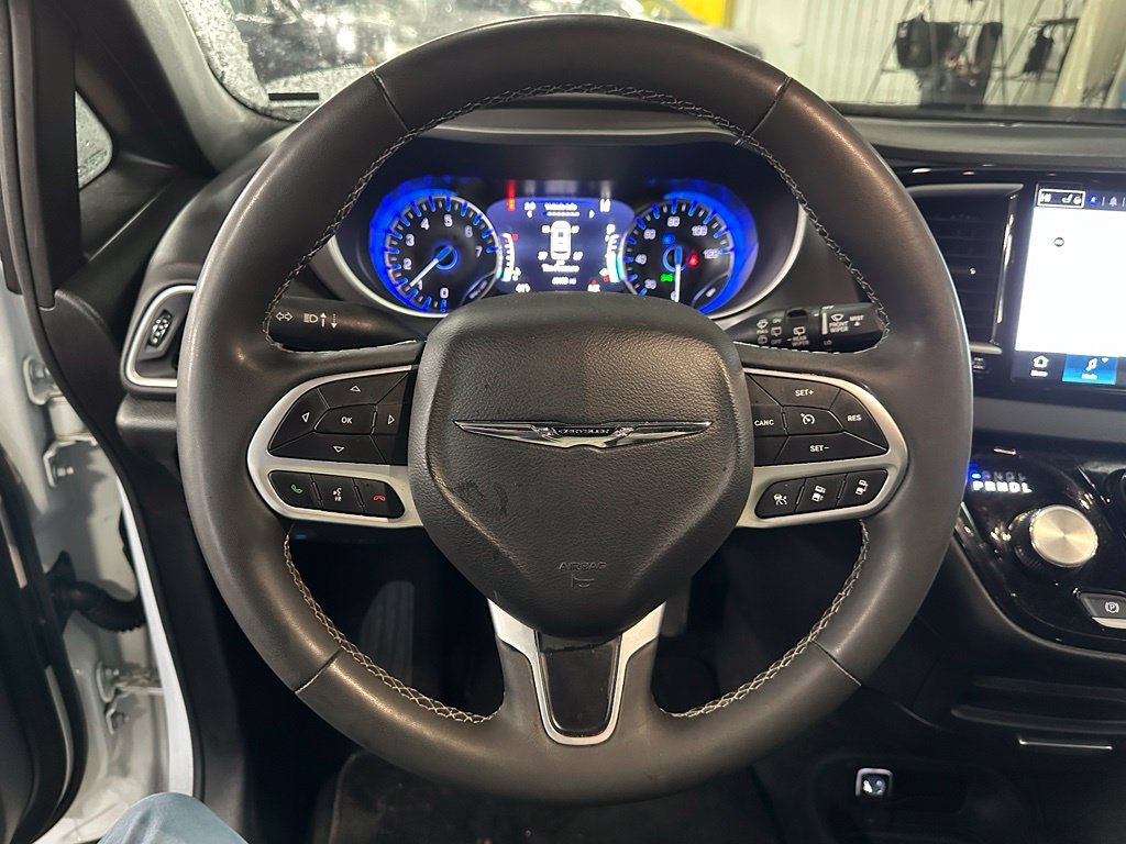 Used 2025 Chrysler Pacifica Select FWD image 14