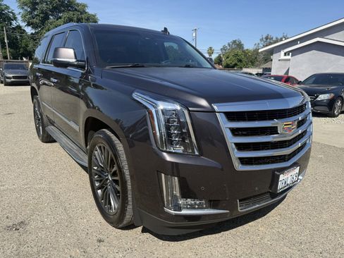 Used 2016 Cadillac Escalade Luxury RWD image 3