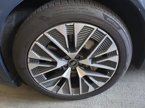 Used 2024 Audi Q8 e-tron Premium Plus w/ Premium Plus Package image 9