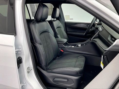 New 2025 Jeep Grand Cherokee L Altitude image 9