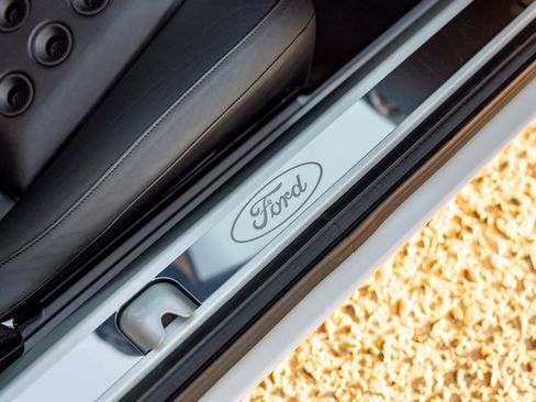 Used 2005 Ford GT RWD image 18