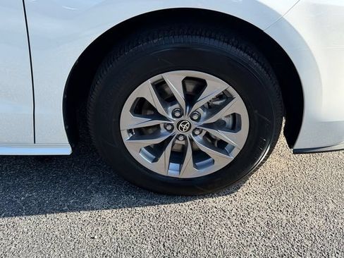 Used 2026 Toyota Sienna XLE FWD image 20