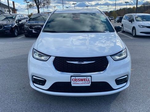 New 2026 Chrysler Pacifica Limited w/ Uconnect Theater Family Group image 10