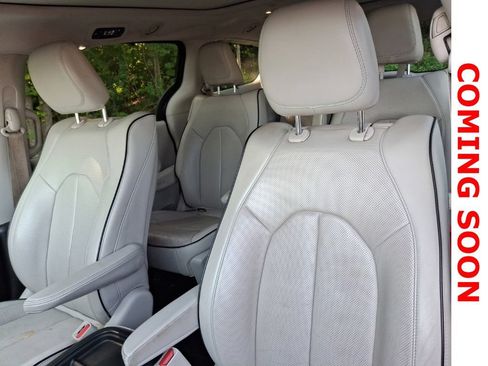 Used 2017 Chrysler Pacifica Platinum FWD image 13