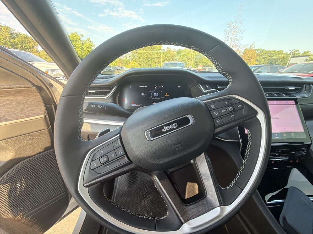 Used 2025 Jeep Grand Cherokee Limited w/ Black Appearance Package RWD image 6