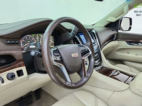 Used 2015 Cadillac Escalade Luxury RWD image 18