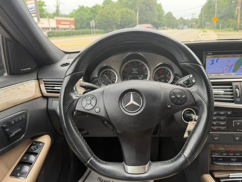Used 2010 Mercedes-Benz E 350 4MATIC Sedan image 19