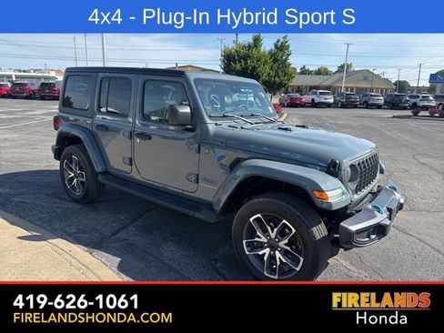 Used 2024 Jeep Wrangler Unlimited w/ Convenience Group AWD/4WD image 8