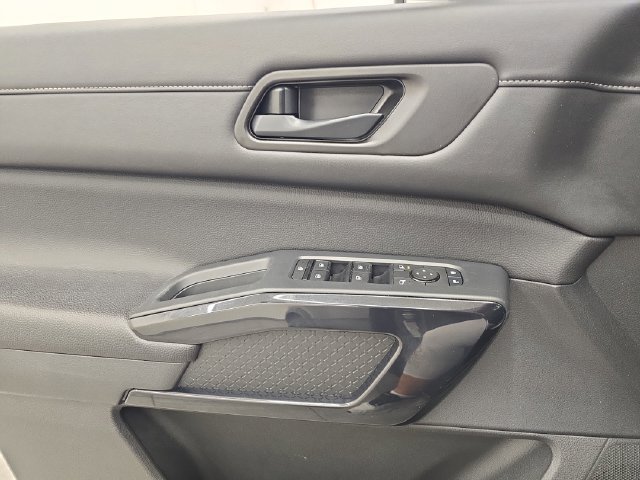 Used 2025 Nissan Pathfinder SV AWD/4WD image 36