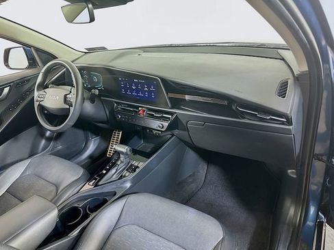 Used 2023 Kia Niro SX Touring image 11