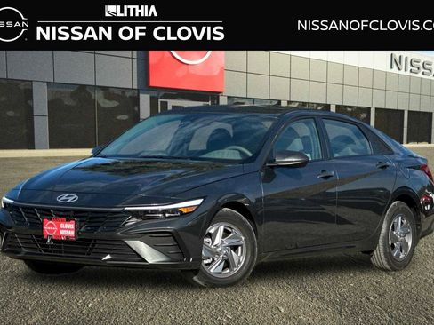 Used 2025 Hyundai Elantra SE image 1