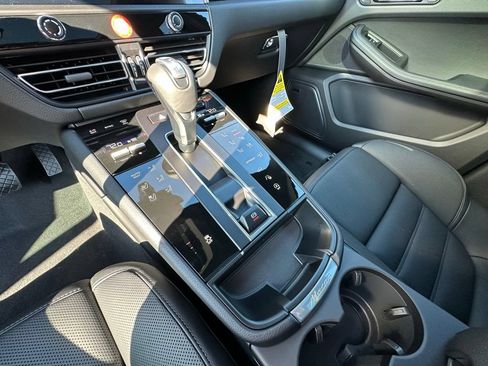 Certified 2026 Porsche Macan AWD/4WD image 26