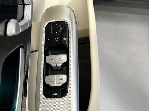 Used 2025 Mercedes-Benz GLC 300 4MATIC image 18
