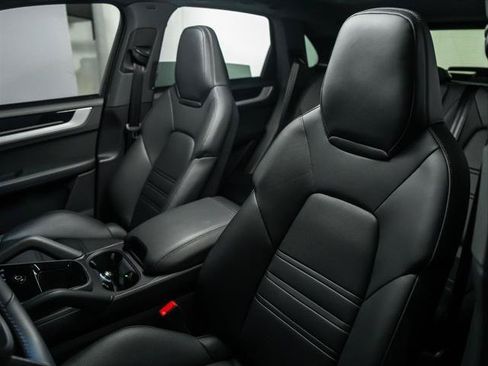 Used 2025 Porsche Cayenne AWD/4WD image 16