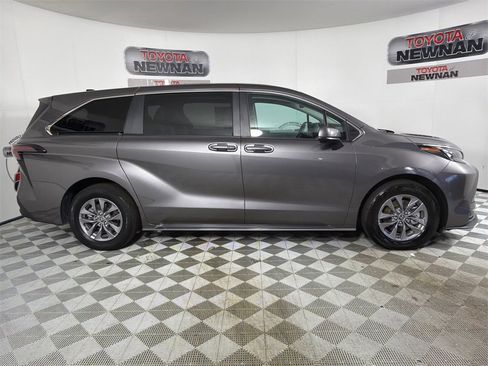 Used 2024 Toyota Sienna LE image 2