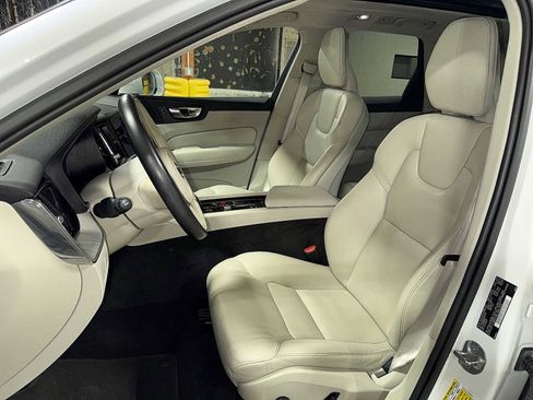 Used 2023 Volvo XC60 B5 Plus image 15