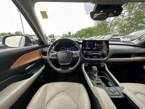 Used 2024 Toyota Grand Highlander AWD image 15