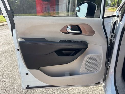 Used 2023 Chrysler Voyager LX image 10