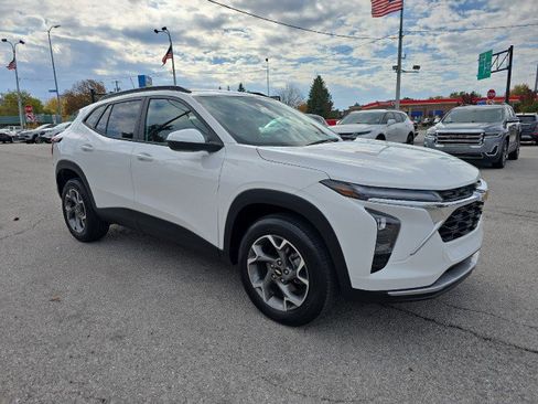 Used 2024 Chevrolet Trax LT w/ Driver Confidence Package image 1