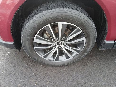 Used 2022 Toyota Venza XLE image 10