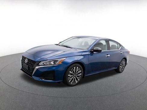 Used 2025 Nissan Altima 2.5 SV FWD image 3