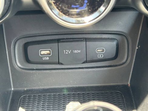 Used 2025 Hyundai Venue SEL FWD image 25