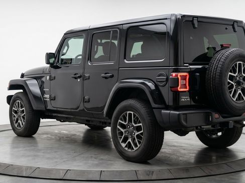 Used 2025 Jeep Wrangler Sahara image 6
