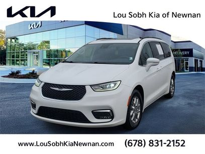 Used 2021 Chrysler Pacifica Touring w/ Uconnect Theater Family Group