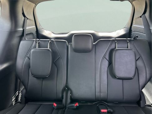 Used 2025 Chrysler Pacifica Select FWD image 11