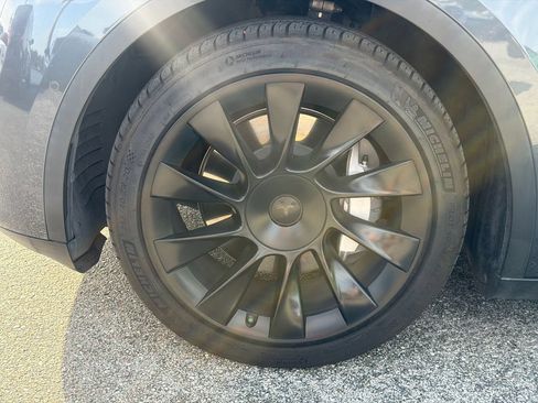 Used 2021 Tesla Model Y Long Range AWD/4WD image 8